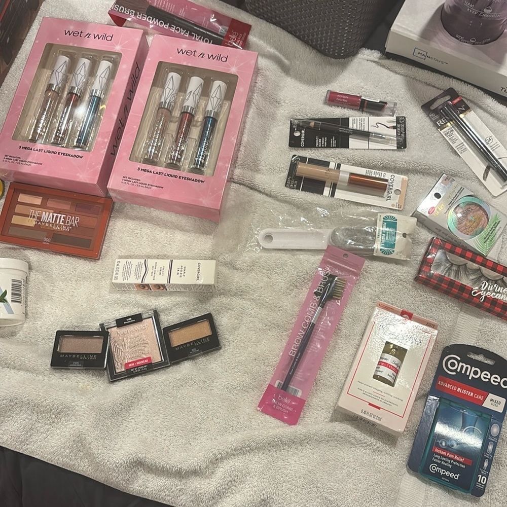 Women’s cosmetics bundle !